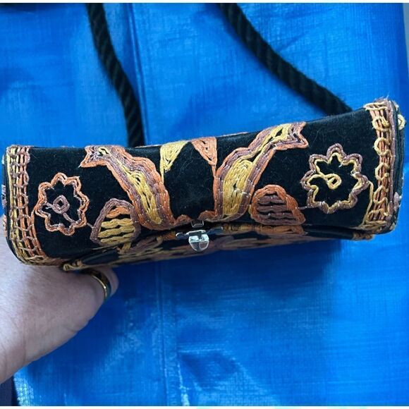 Velvet and embroidered shoulder bag - Picture 4 of 7